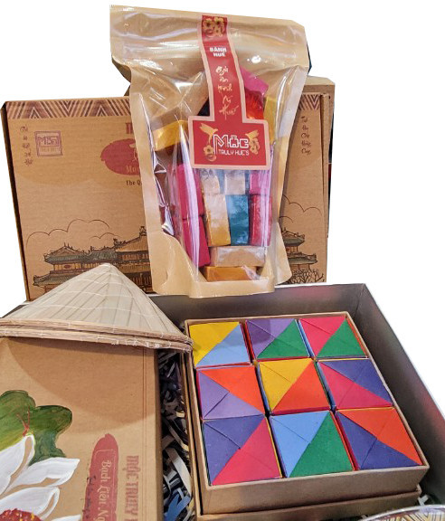 Gần đ&acirc;y nhiều nơi đ&atilde; kh&ocirc;i phục c&aacute;c m&oacute;n b&aacute;nh Tết xưa, trong đ&oacute; c&oacute; b&aacute;nh in bọc giấy ngũ sắc - Ảnh: T.A